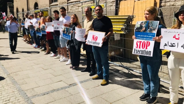 تجمع مخالفان حکومت مقابل دادگاه