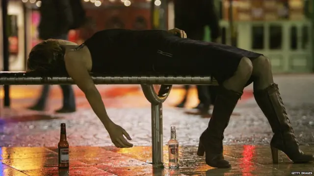 બાંકડા પર સૂતેલી યુવતી