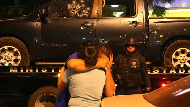 नार्कोंशी झालेल्या चकमकीत अनेक पोलिस मारले गेले होते. एका पोलिसाचं सांत्वन करताना त्याची पत्नी