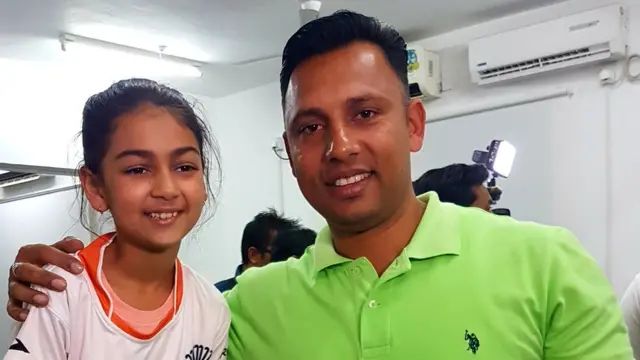 निष्ठा अपने पिता गुरविंदर सिंह के साथ