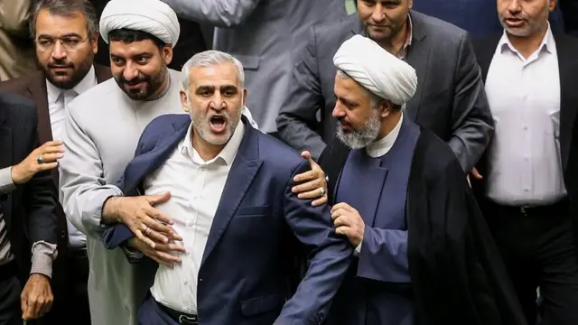 نظم مجلس در جریان رایگیری امروز به هم خورده بود