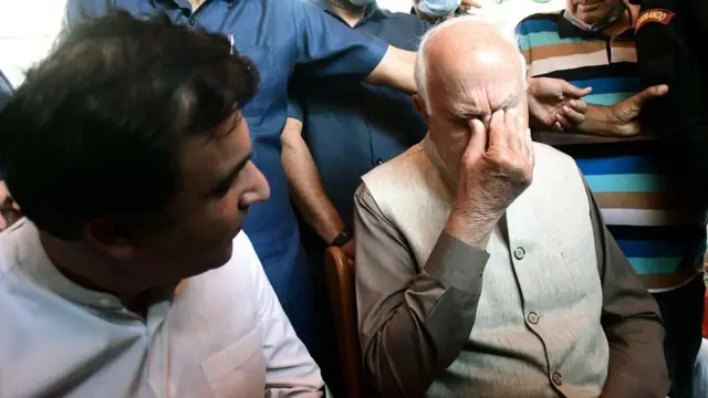 બિન્દ્રુના પરિવારને મળવા પહોંચેલા પૂર્વ મુખ્ય મંત્રી ફારૂક અબ્દુલ્લાની આંખો ભીની થઈ હતી