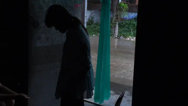 ภาพผู้หญิงในเงามืด