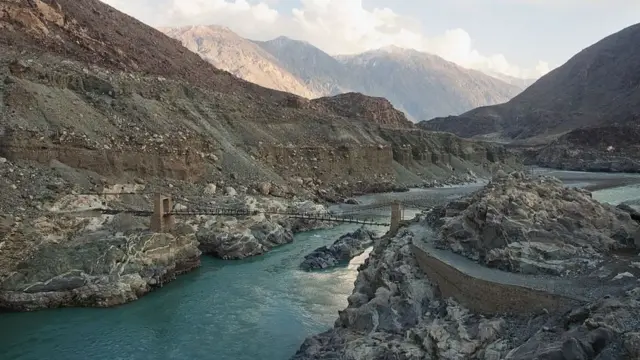 গিলগিট বালটিস্তানের বুক চিরে বইছে সিন্ধু নদী