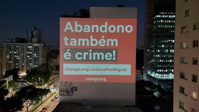 Projeção cobra justiça no caso Miguel