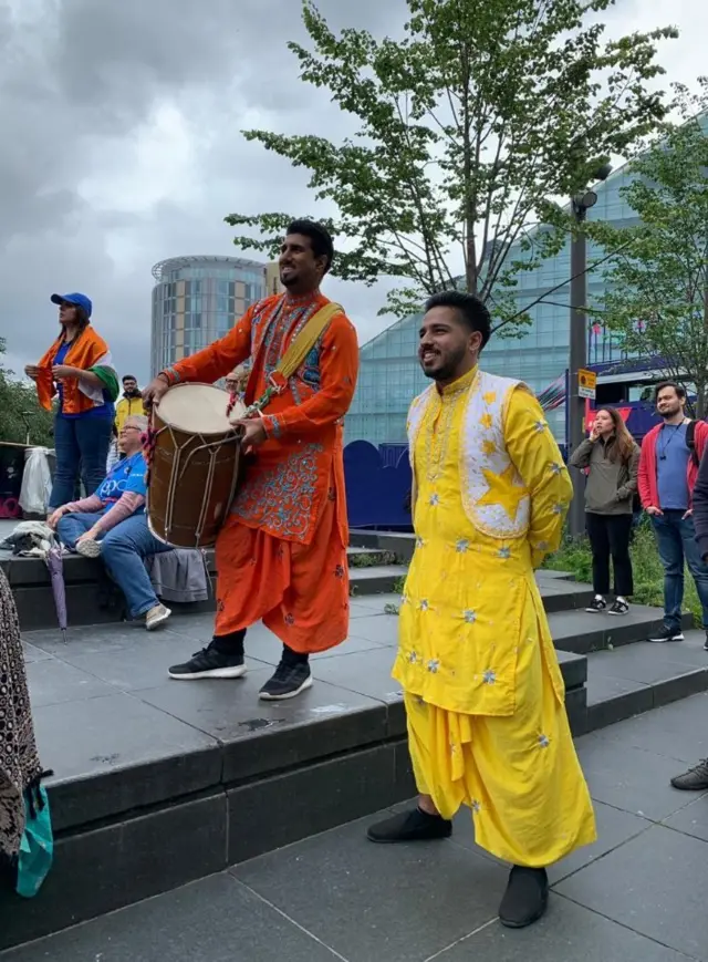 ढोल बजाते प्रसंशक