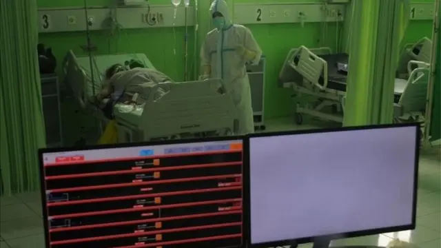 Petugas medis merawat pasien COVID-19 di ruang ICU RSUD Slamet Martodirjo, Pamekasan, Jawa Timur, Senin (21/06).