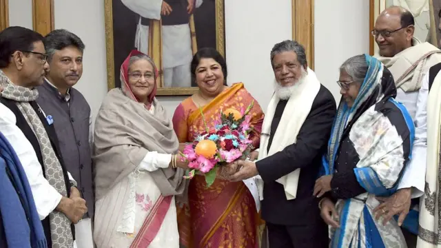 সভানেত্রী নির্বাচিত হওয়ার পর শেখ হাসিনাকে শুভেচ্ছা জানাচ্ছেন সংসদীয় নেতারা।