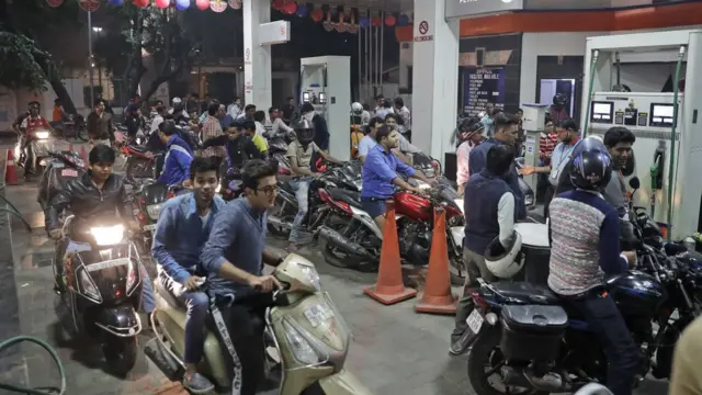 पेट्रोल पंप पर लगी लोगों की लाइन