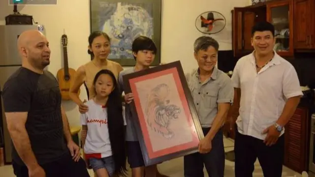 Facebook Hoàng Hường (vợ Đoàn Bảo Châu) đưa ảnh nói Flores tặng tranh cho chồng 'mắt tím như gấu trúc'.