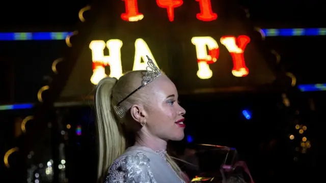 Afin to kọkọ gba ami ẹyẹ obirin to rẹwa ju ni Zimbabwe, Sithmbiso Mutukura gba ododo lẹyin igba ti wọn de l'ade ni Harare.