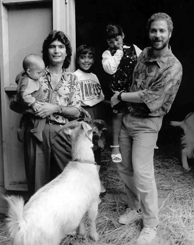 Rob i Džon Kuper sa bebama Kristoferom, Denijelom i Džesikom. Kasnije su usvojili još dvoje dece: Dženifer i Kimberli