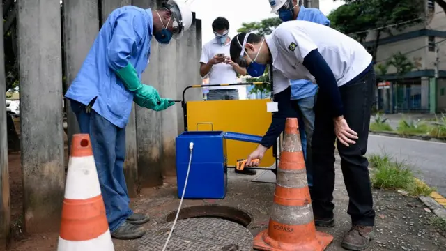 Técnicos fazendo testesjogo de graça jogo de graçaum bueirojogo de graça jogo de graçaBelo Horizonte