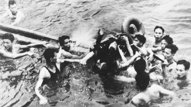 Momento de la captura de John McCain en un lago de Hanoi