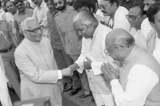 ચીમનભાઈ પટેલ જ્યારે 1990માં મુખ્ય મંત્રી બન્યા ત્યારે તેમની સરકારમાં કેશુભાઈ પટેલને પણ સ્થાન મળ્યું હતું.