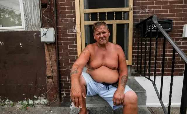 ジョー・グローンさんはマクフィアーソン広場の自宅付近で使用済みの注射針が足に刺さった