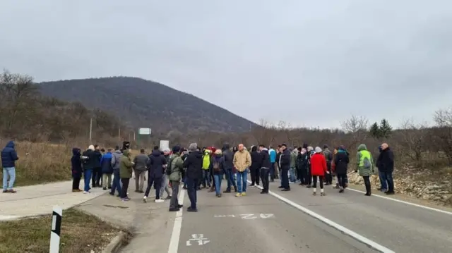 Nekoliko desetina demonstranata blokiralo je put u blizini planine Rtanj, blizu Boljevca.