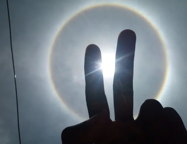 Nama mallattoo nagaa quba isaatiin Sun Halo waliin agarsiisu