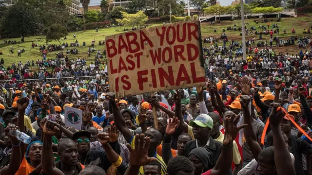 Some of Raila Odinga supporters dey shout "No Raila, no peace."