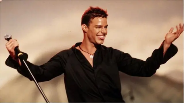 Ricky Martin đứng đầu bảng xếp hạng trong ba tuần với Livin' La Vida Loca năm 1999