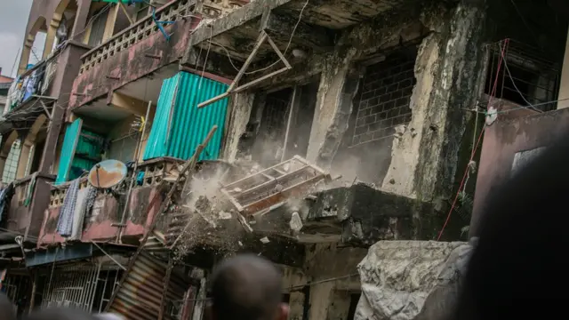 Yayin da ake rugurguje wani gida wanda ba a yi shi da ingantattaun kayan gini ba