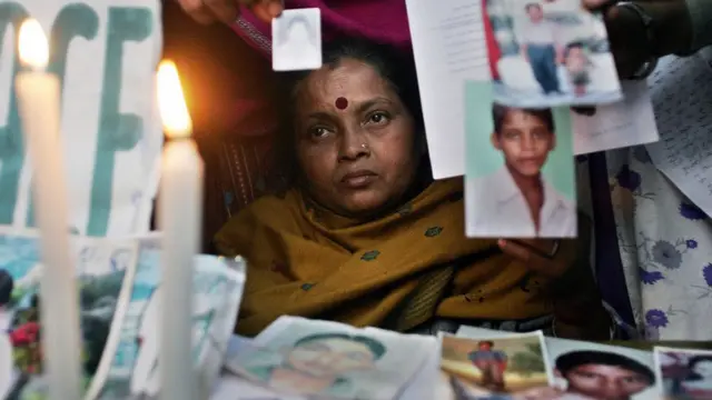 பலியானோரின் புகைப்படங்களோடு போராட்டம்