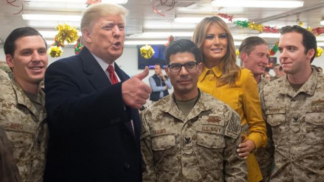 特朗普在美国位于巴格达的阿萨德（Ain al-Asad）基地，与驻当地美军见面。