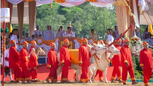 Vua Thái Lan dự 'lễ cày hoàng gia' (royal ploughing) nhưng không trực tiếp xuống cà
