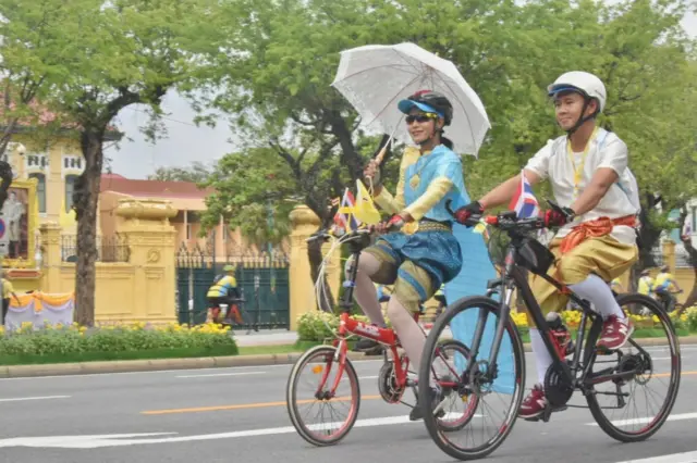 ประชาชนสวมชุดไทยก็มาร่วมปั่นเหมือนกัน