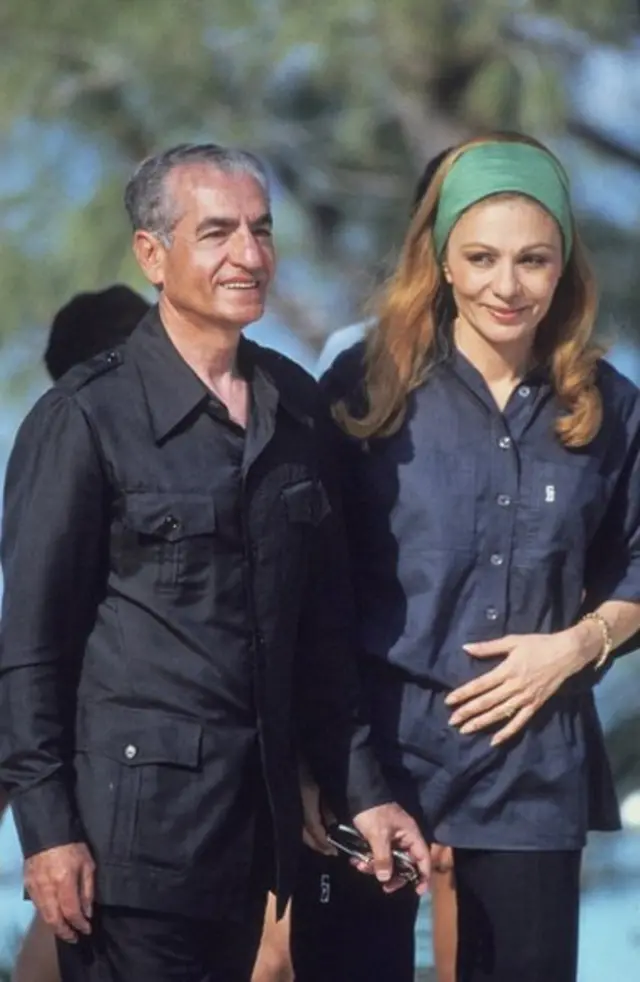 محمدرضا شاه همراه با همسرش شهبانو فرح پهلوی در جزیره باهاما و پس از خروج از ایران در سال ۵۷