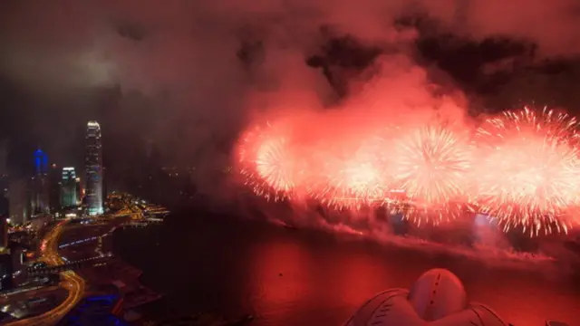 ดอกไม้ไฟสว่างไสวเหนืออ่าววิคตอเรียของฮ่องกงในการฉลองครบรอบ 15 ปีการส่งมอบเกาะฮ่องกงคืนให้แก่จีนเมื่อวันที่ 1 ก.ค. 2012