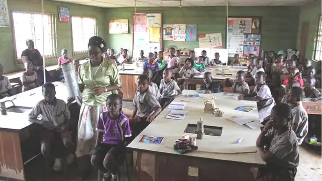 Olukọ kan n kọ awọn akẹkọ ni kilaasi