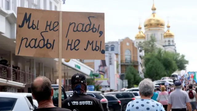 Масштабные протестные акции в Хабаровске начались 11 июля 2020 года, после того как был задержан и доставлен в Москву бывший глава региона Сергей Фургал