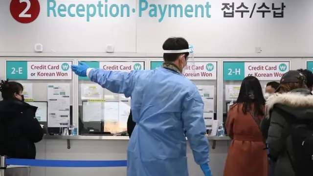 8일 인천공항 제1여객터미널에 마련된 코로나19 검사센터에서 방역 관계자가 중국발 입국자들을 안내하고 있다