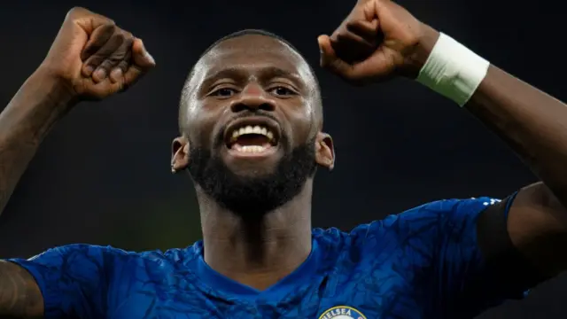 Antonio Rudiger célèbre la victoire après le match de Premier League entre Tottenham Hotspur et Chelsea FC au Tottenham Hotspur Stadium le 22 décembre 2019 à Londres