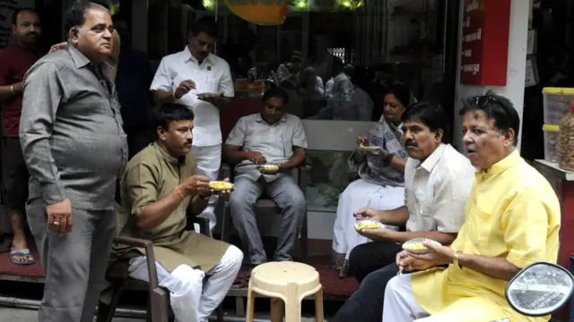 ইন্দোরের একটি দোকানের সামনে সঙ্গীদের নিয়ে পোহা খাচ্ছেন শহরের মেয়র মালিনী গৌড়