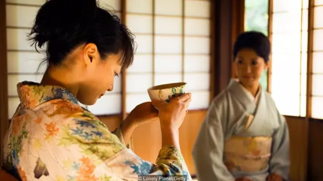 Trong nghi thức uống trà, người ta chậm rãi quan sát thiết kế của chén trà.