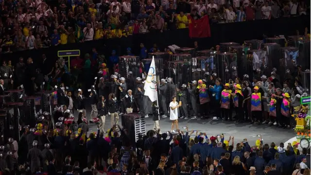 روز لوكونين ناثيكي تحمل علم الفريق عام 2016