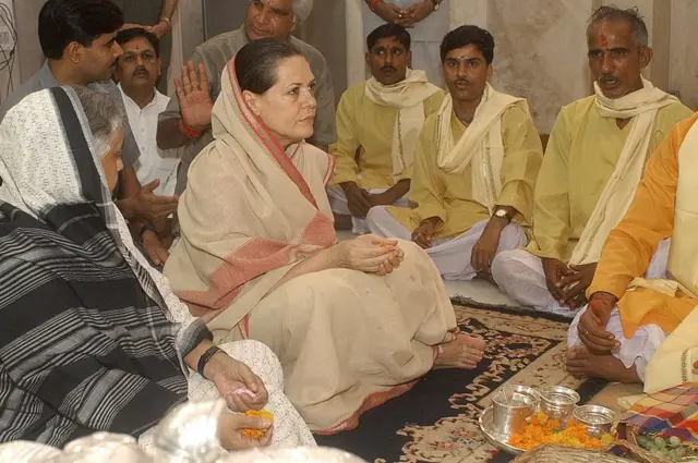 హిందూ దేవాలయంలో పూజలో పాల్గొన్న సోనియాగాంధీ