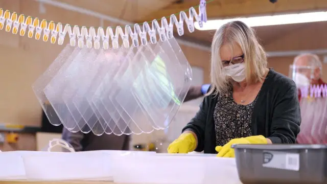 Высокую смертность в домах престарелых частично связывают с нехваткой защитной одежды и масок для работников, что привело к быстрому распространению инфекции