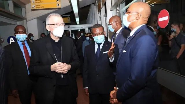 Le cardinal Petro Parolin avec des membres du gouvernement camerounais.