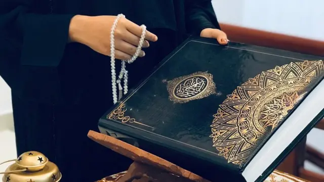 নিজের নকল করা কোরআনের সাথে ফাতিমা সাহাবা।