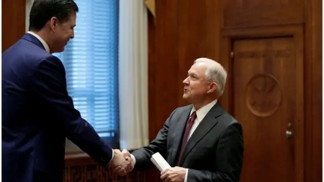 Comey cumprimenta o procurador-geral Jeff Sessions