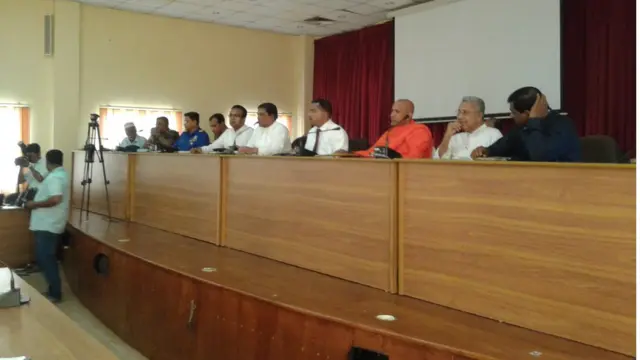 වජිර අබේවර්ධන ඇමතිවරයා ඇතුළු නිලධාරීන් සහ ප්‍රජානායකයන් අදහස් හුවමාරු කර ගනිමින්