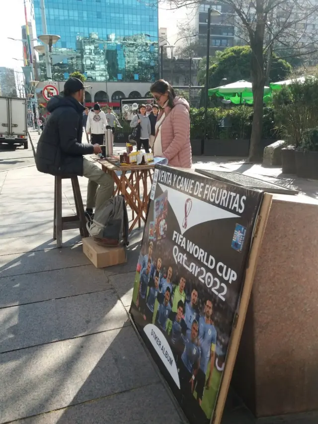 Puesto de canje de figuritas del mundial en la Plaza Juan Pedro Fabini, en la avenida 18 de julio, Montevideo. 6 de septiembre de 2022