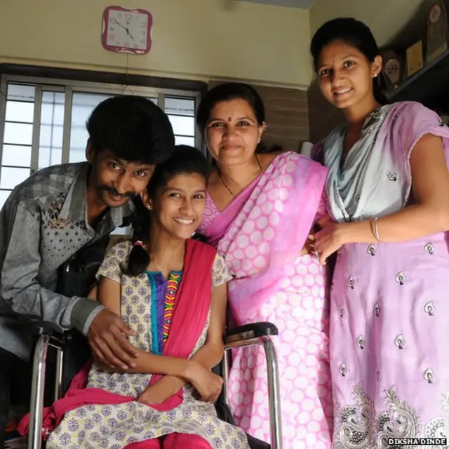 दीक्षा तिच्या आईसोबत पुण्यात राहते.