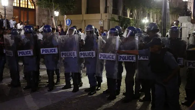 Booliska waxay kala ceyriyeen taageerayaasha labada dhinac oo ku dagaallamay dhismaha bannaankiisa