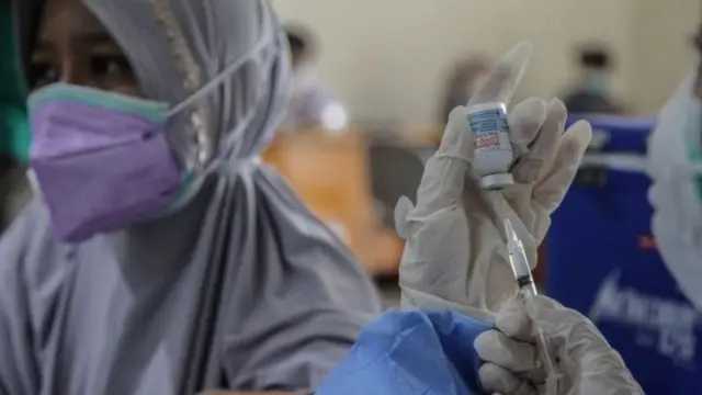 Seorang tenaga kesehatan menerima vaksin Covid-19 buatan Moderna di Rumah Sakit Adam Malik Medan, 4 Agustus 2021.