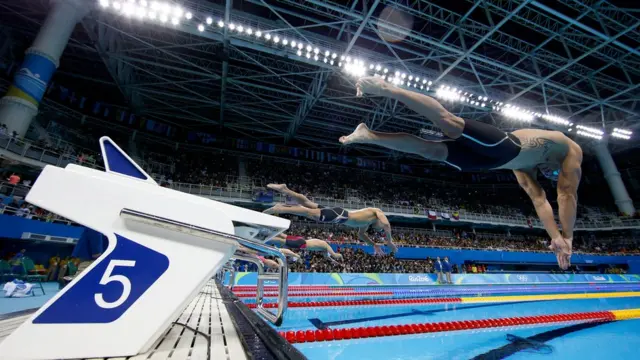 Salida de una competencia de natación