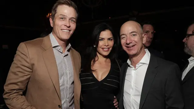Patrick Whitesell, Lauren Sanchez et Jeff Bezos, PDG d'Amazon lors d'une soirée en décembre 2016.